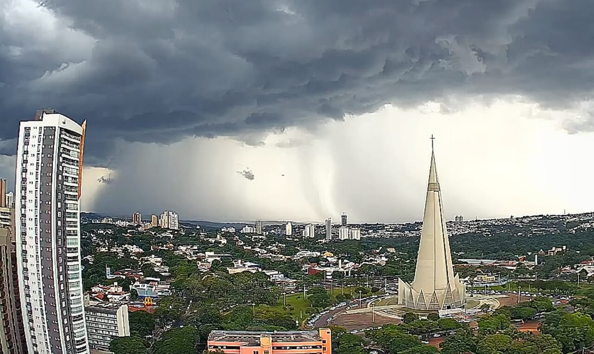 Tempestade se formando sobre Maringá, com nuvens carregadas e a Catedral ao centro da paisagem