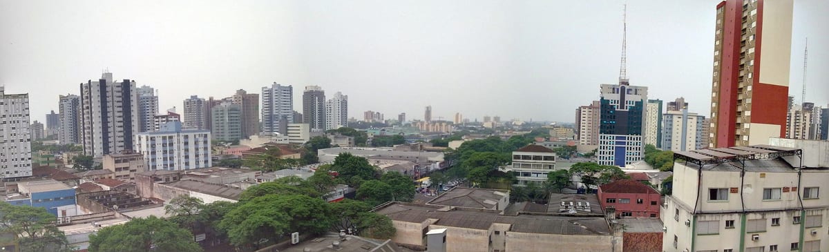 Panorama da Zona Central de Maringá, com prédios altos e a cidade se estendendo até o horizonte
