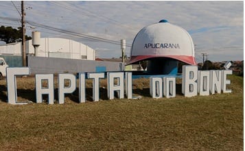 Monumento com letras gigantes escrito Capital do Boné e um boné enorme com o nome Apucarana, na entrada da cidade