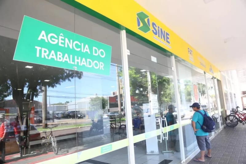 Fachada da Agência do Trabalhador de Maringá, com o letreiro do Sine e uma pessoa entrando